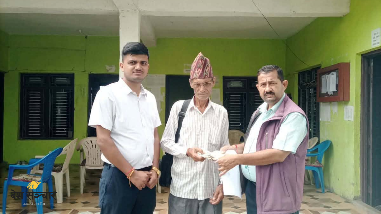बाढीमा बेपत्ता छोराको खोजीमा जान गाडी भाडा नभएपछि वडाध्यक्षद्वारा १५ हजार सहयोग