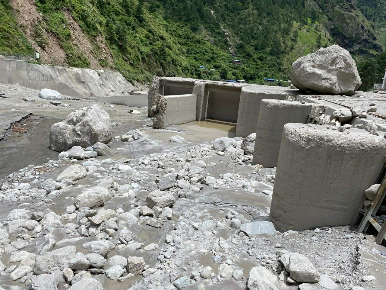 भोटेकोशीको बाढीले रसुवागढी आयोजनामा व्यापक क्षति, ९३ जना अझै सम्पर्कविहीन