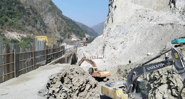 तुइन खोलाको जोखिमपूर्ण ढिस्को भत्काउन ‘व्याक ह्याम्बर’ परिचालन