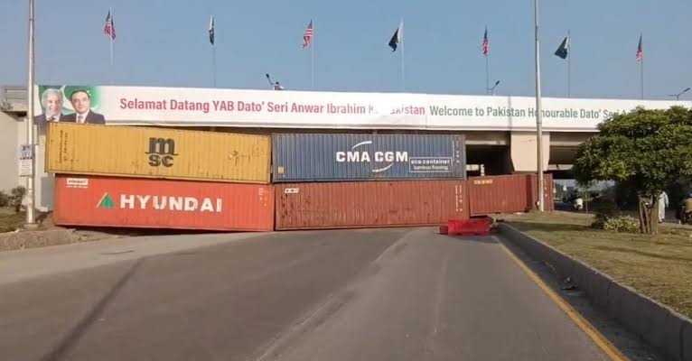पाकिस्तानमा ठूलो आन्दोलन हुँदै, सरकारले सबै राजमार्ग कन्टेनरले छेक्यो, विपक्षीले डोजरले हटाउने