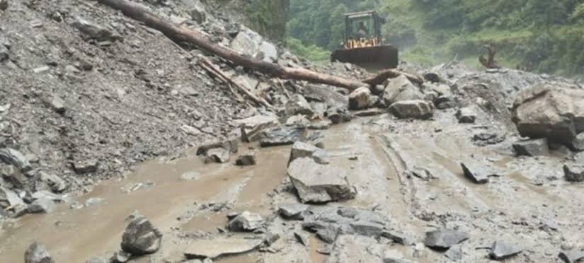 सिद्धार्थ राजमार्ग अवरुद्ध, दुई स्थानमा पहिरो खसेपछि आवागमन प्रभावित