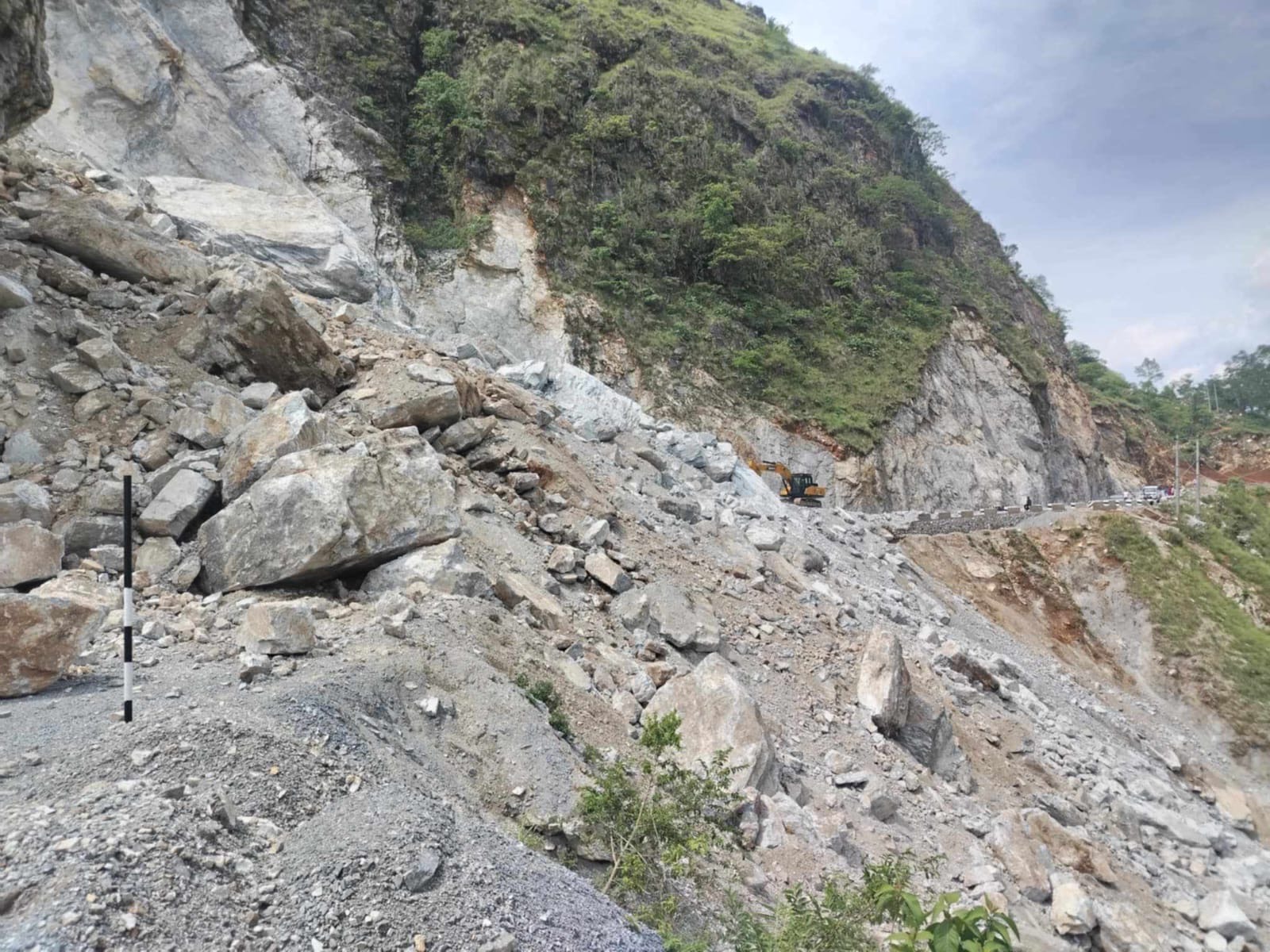 पहिरो र पाती खोलाको बाढीले कालीगण्डकी करिडोर अवरुद्ध, सवारीसाधन र यात्रु अलपत्र
