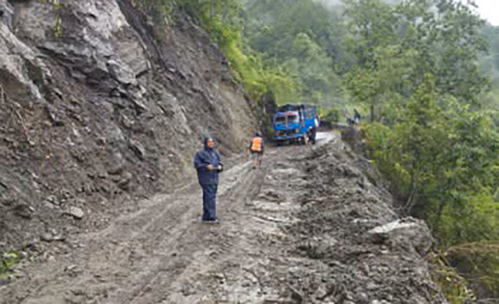 पहिरो पन्छाएपछि कर्णाली राजमार्ग सञ्चालनमा