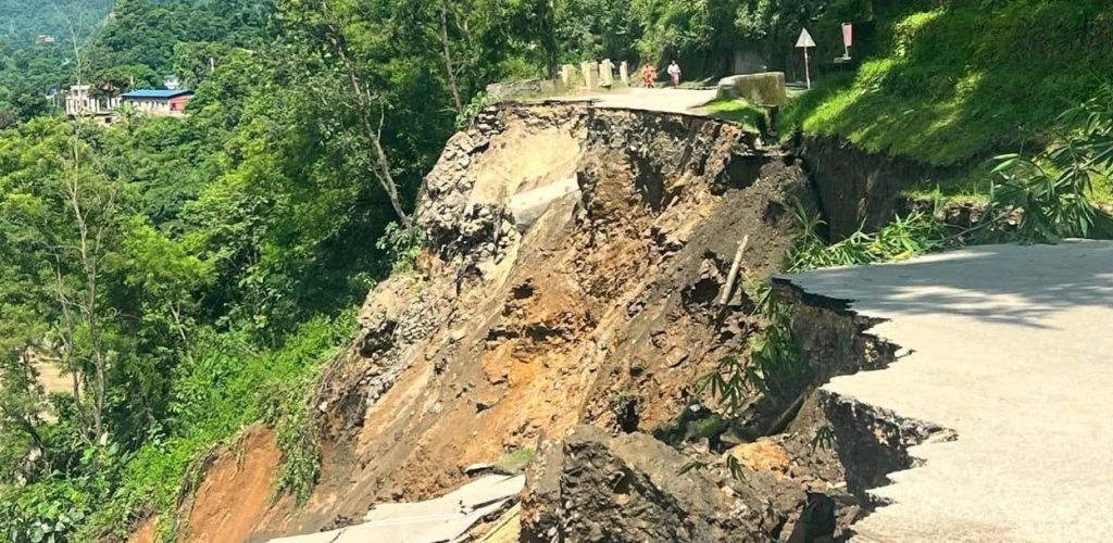 कृष्णभीरमा सडक भासिएपछि उपत्यका बाहिरै ग्यास भरेर काठमाडौँ ल्याइने, उपत्यकामा अभाव नहुने