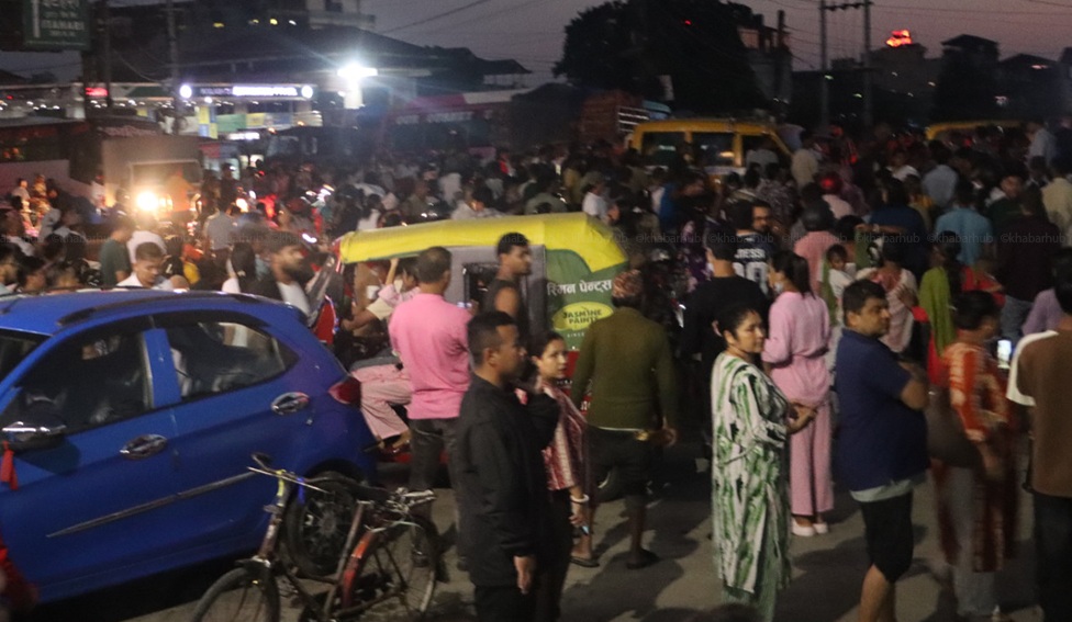 नारायणी पुलमा आवागमन ठप्प, हजारौँ यात्रु अलपत्र