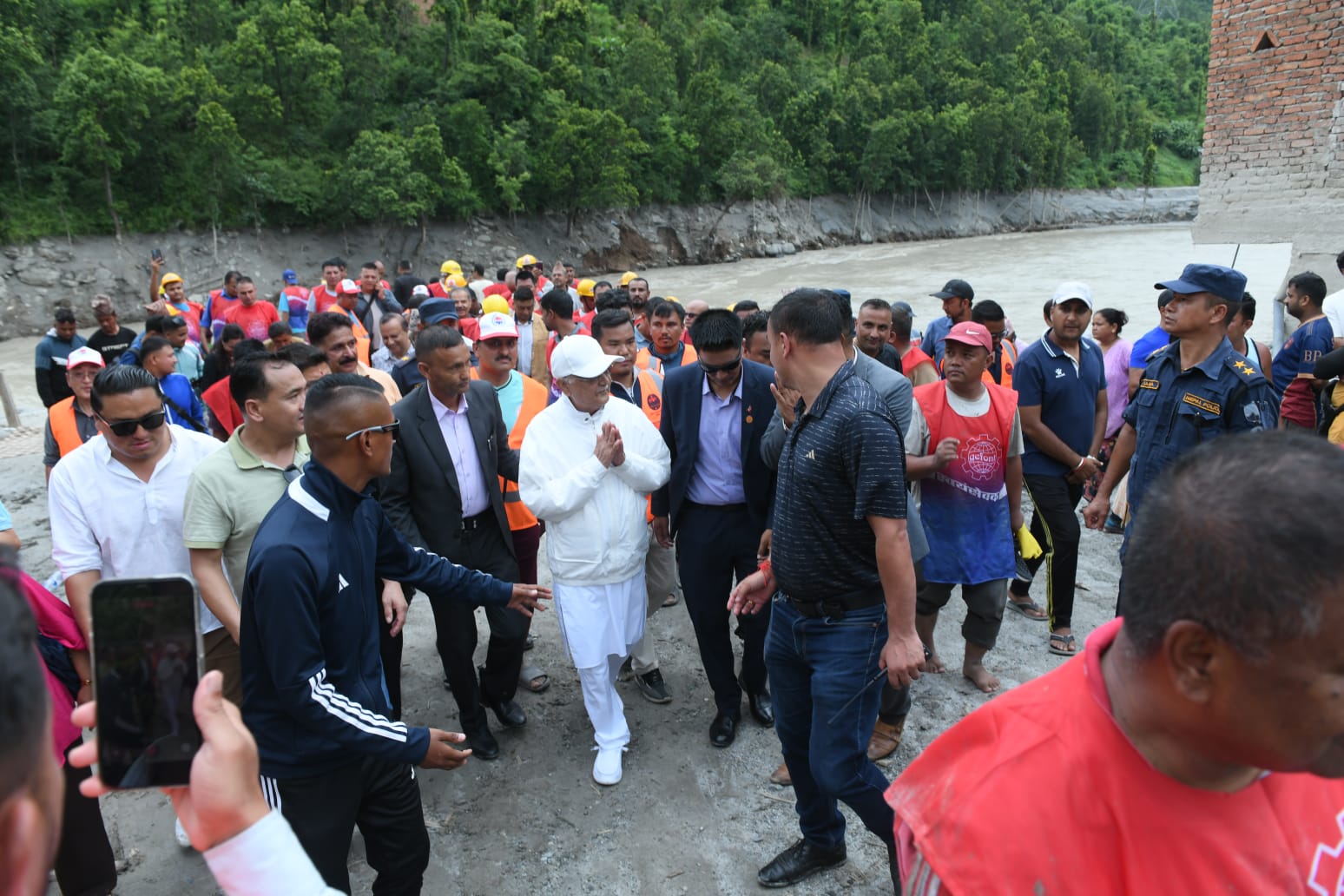 ओली पुगे बाढीपहिरो प्रभावित क्षेत्रको अवलोकनमा (तस्बिरहरू)