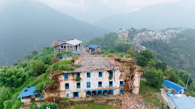 भूकम्पले जीर्ण बनेको जाजरकोट दरबार भत्कियो (फोटो फिचर)