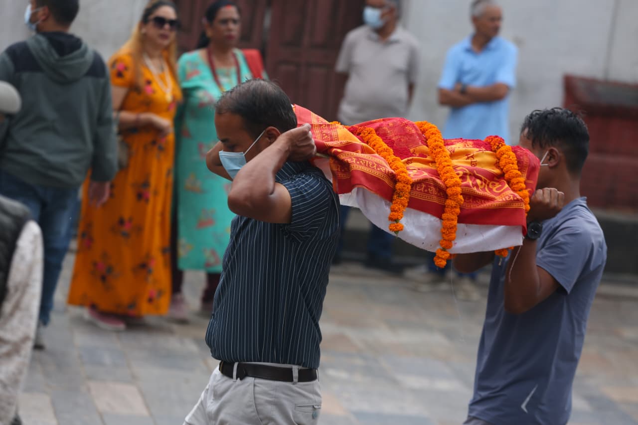बाढीमा बेपत्ता नागरिकको कुशको प्रतीकात्मक शव बनाएर पशुपति आर्यघाटमा दाहसंस्कार