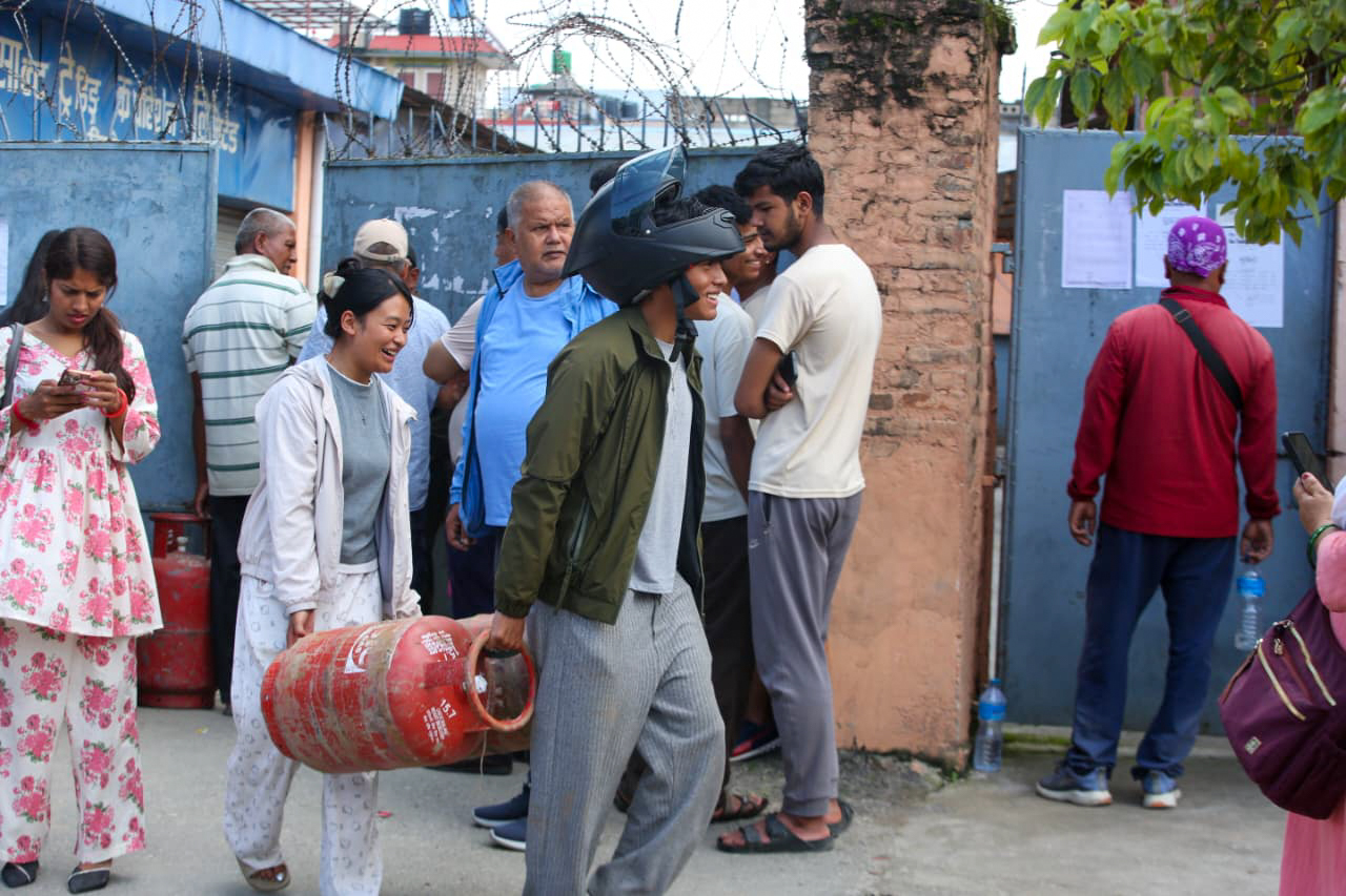 ग्यासका लागि घण्टौं लाइनमा उपभोक्ता (तस्बिरहरू)