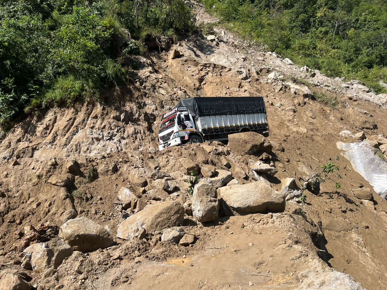 काठमाडौं जोड्ने प्रमुख राजमार्गहरू पुनः सञ्चालनमा, केही स्थानमा भने एकतर्फी यातायात