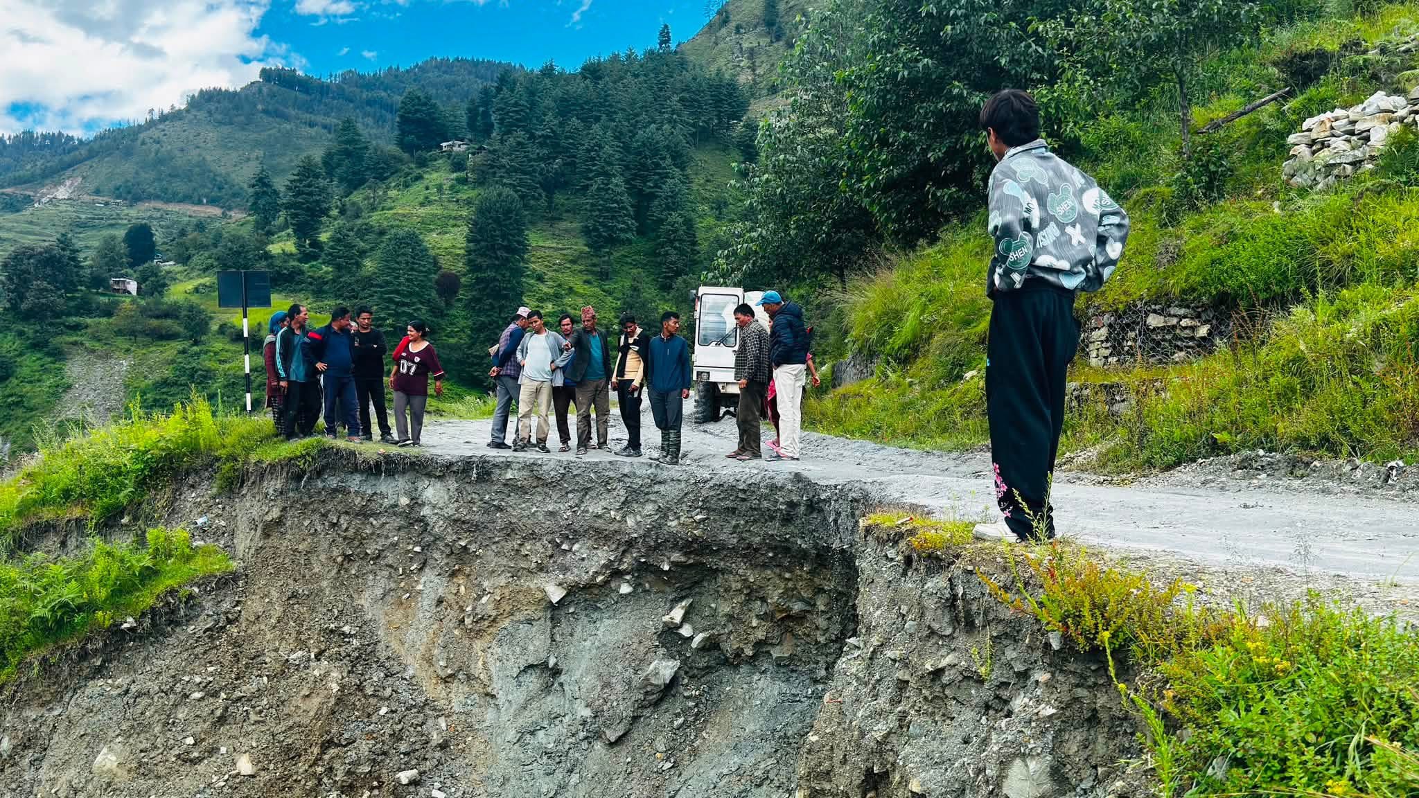 पहिरोले कर्णाली राजमार्गका विभिन्न खण्ड ठप्प