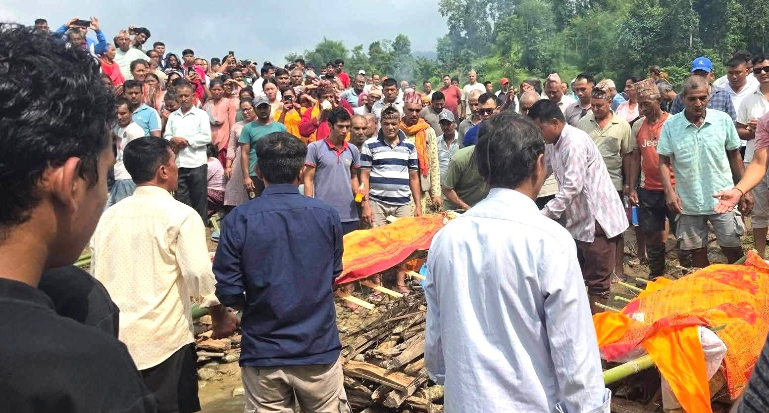 भोटेकोशी बाढीको पीडा : शवसमेत नभेटिएपछि कुशको शरीर बनाएर सिन्धुलीका नौ जनाको अन्तिम बिदाइ