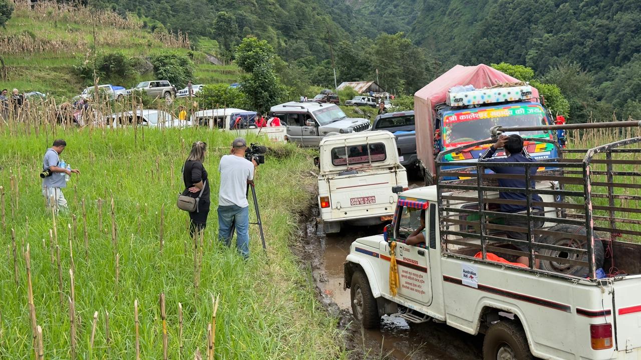 भोटेकोशी बाढी: मुख्य राजमार्ग बन्द हुँदा वैकल्पिक बाटोबाट राहत ढुवानीमा सकस
