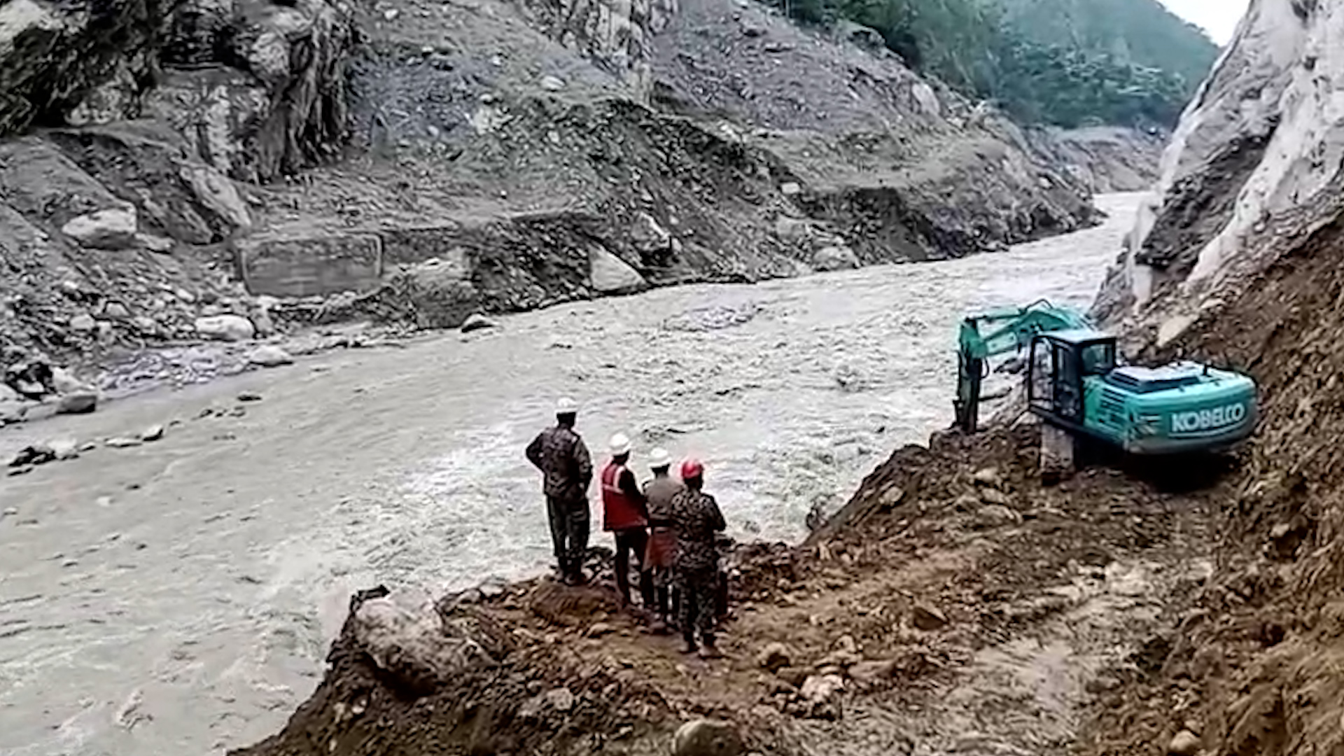 रसुवा बाढी: चिलिमे टनेलमा नयाँ एक्स्काभेटर प्रयोग गरी उद्धार कार्य तीव्र (तस्बिर)
