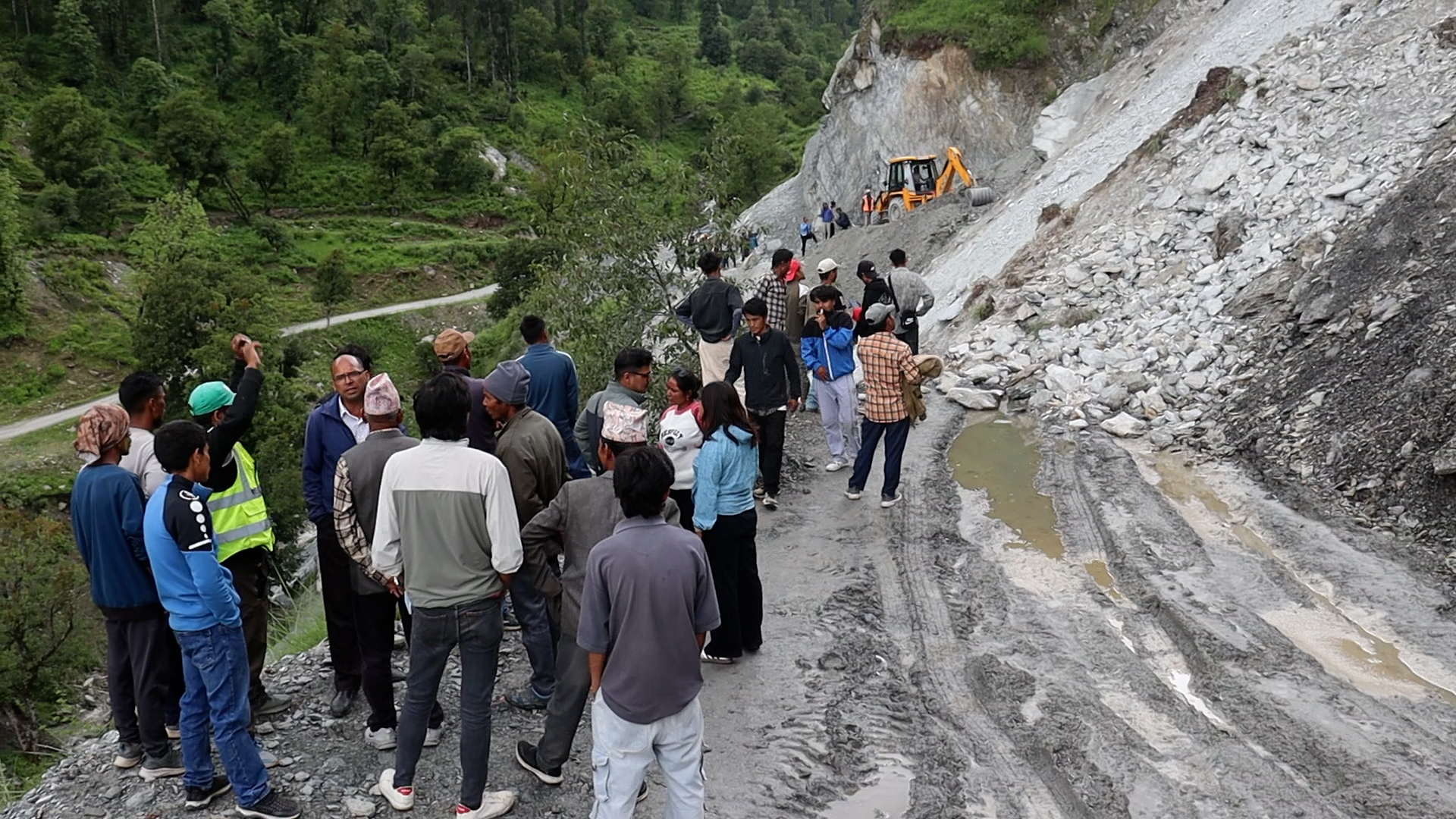 वर्षा र पहिरोले मुगु जोड्ने सडक २० दिनदेखि अवरुद्ध: खाद्यान्न र ग्यासको अभाव, लाखौंको स्याउ कुहियो