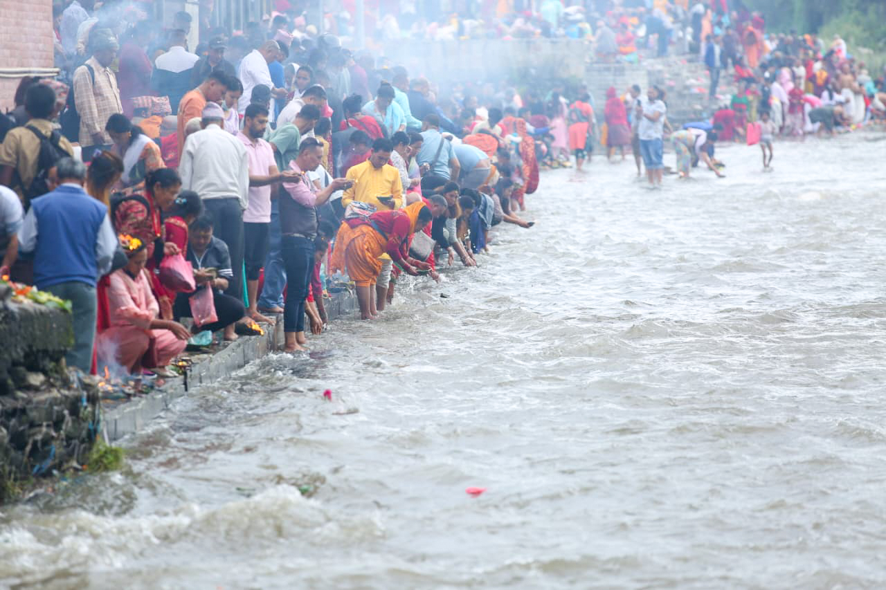 कुशे औंसी: गोकर्णेश्वर महादेव मन्दिरमा पितृसम्झनामा तर्पण र पिण्डदान गर्ने भक्तजनको घुइँचो