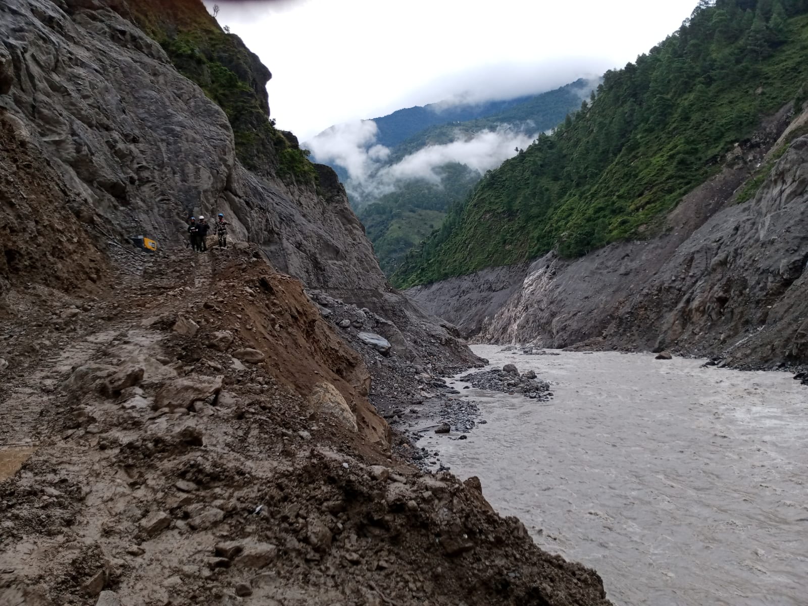 सोलुखुम्बुको हुङ्गा खोला पहिरोले थुनियो, तटीय क्षेत्रमा उच्च सतर्कता अपनाउन आग्रह