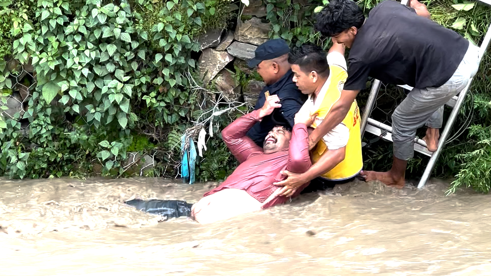 धोबिखोलामा चिप्लेर लडेका एक जनाको उद्धार