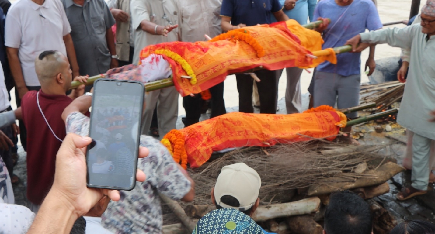 एक महिना मोबाइलको घण्टी कुरे, अन्ततः घाटमा पुग्यो खड्का दम्पतीको यात्रा