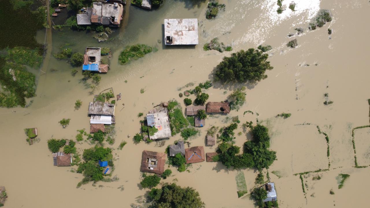 लखनदेई खोलाको बाढीले बाँध भत्काउँदा भाडसर गाउँ डुबानमा, घर र धानखेत जलमग्न