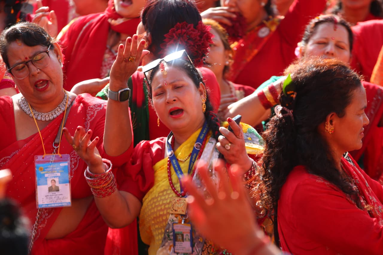 पशुपतिमा तीजको रौनक : पूजा आराधनासँगै नाचगानमा रमाउँदै व्रतालु महिला (तस्बिरसहित)