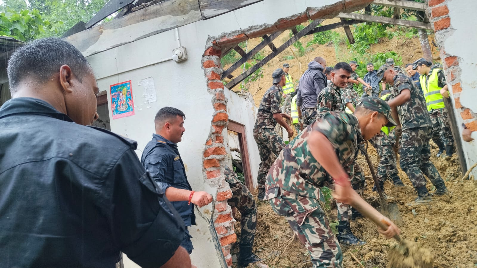 अविरल वर्षा र हावाहुरीले मधेशमा ठूलो क्षति: पहिरोले घर पुरिँदा एकको मृत्यु, सयौं घर डुबानमा