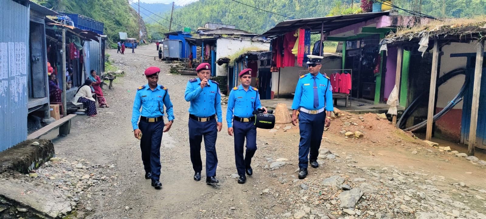 प्रतिकूल मौसम र विपद्को जोखिम बढेपछि दैलेखमा प्रहरीको माइकिङ: सुरक्षित स्थानमा जान आग्रह