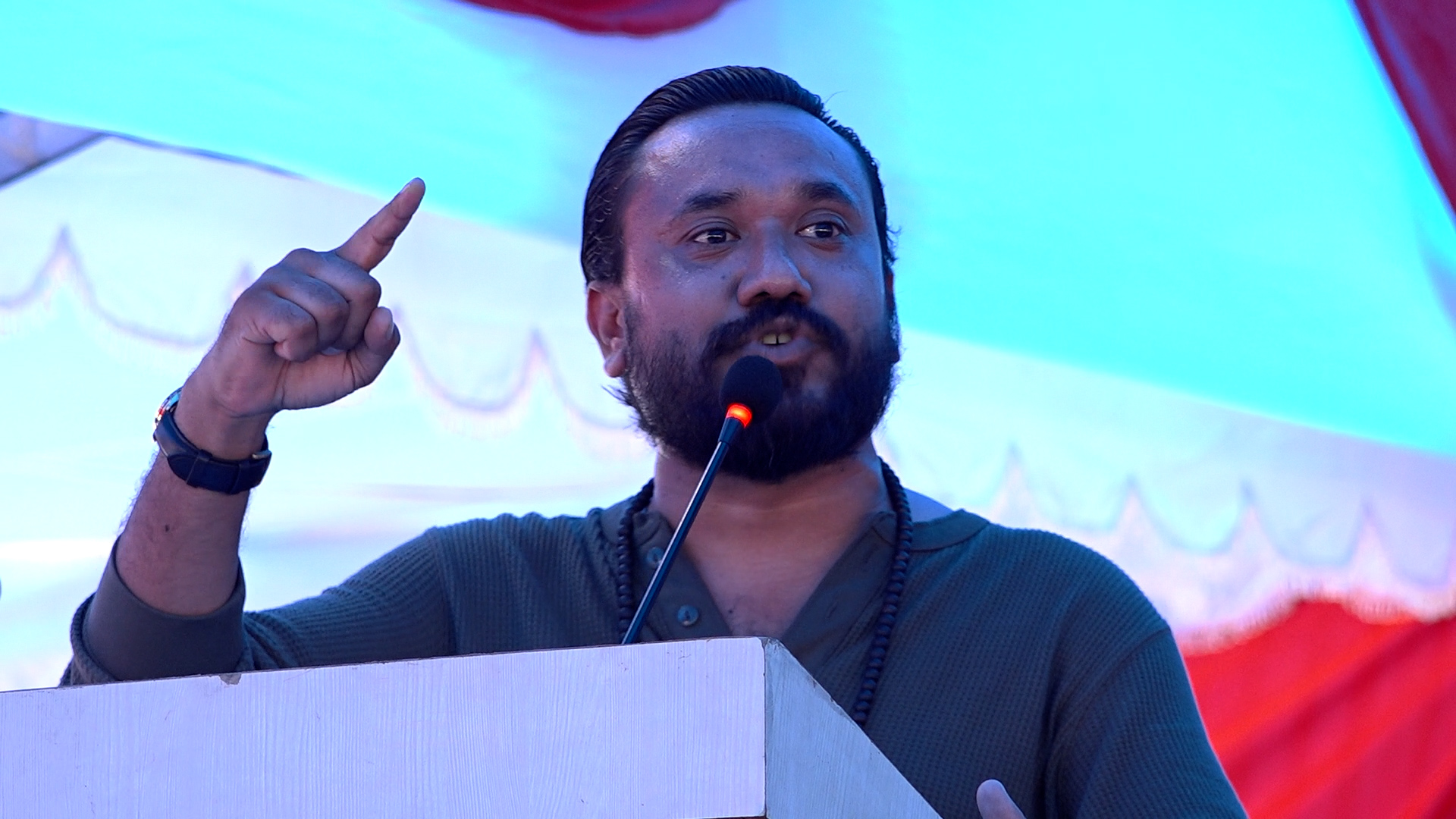 सहीद परिवारलाई सुनारको सान्तवना : ‘तिम्रो छोराले गोली खाएर देशले सिटामोल खान पायो’