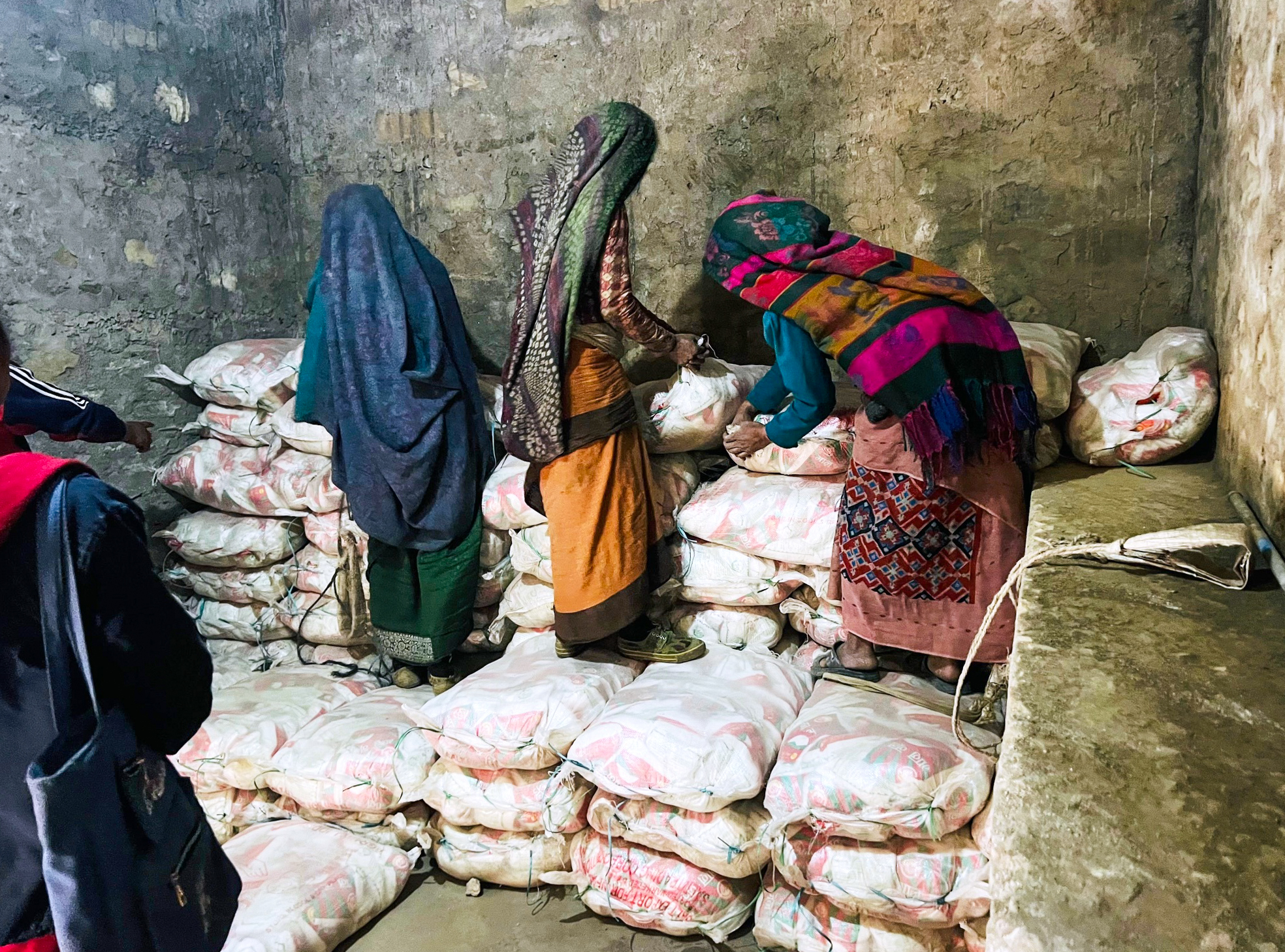 आयोडिनयुक्त नुन मुगुको सदरमुकाममा ढुवानी (फोटो फिचर)