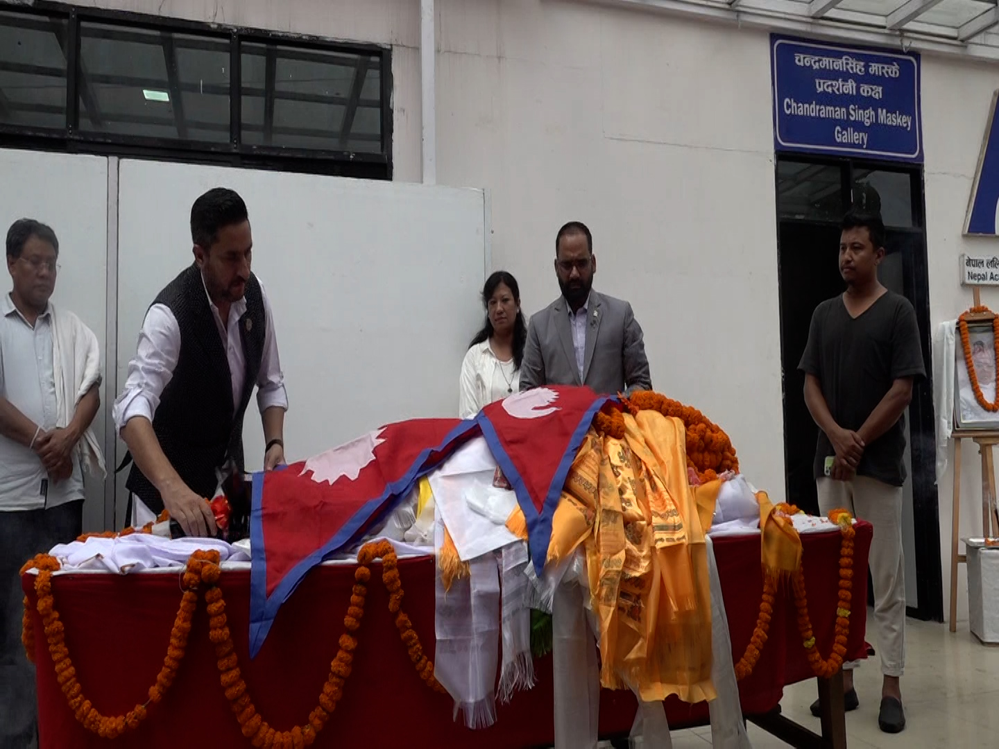 अग्रज कलाकार कालु कुमालेलाई राष्ट्रिय झण्डा ओढाएर अन्तिम विदाइ