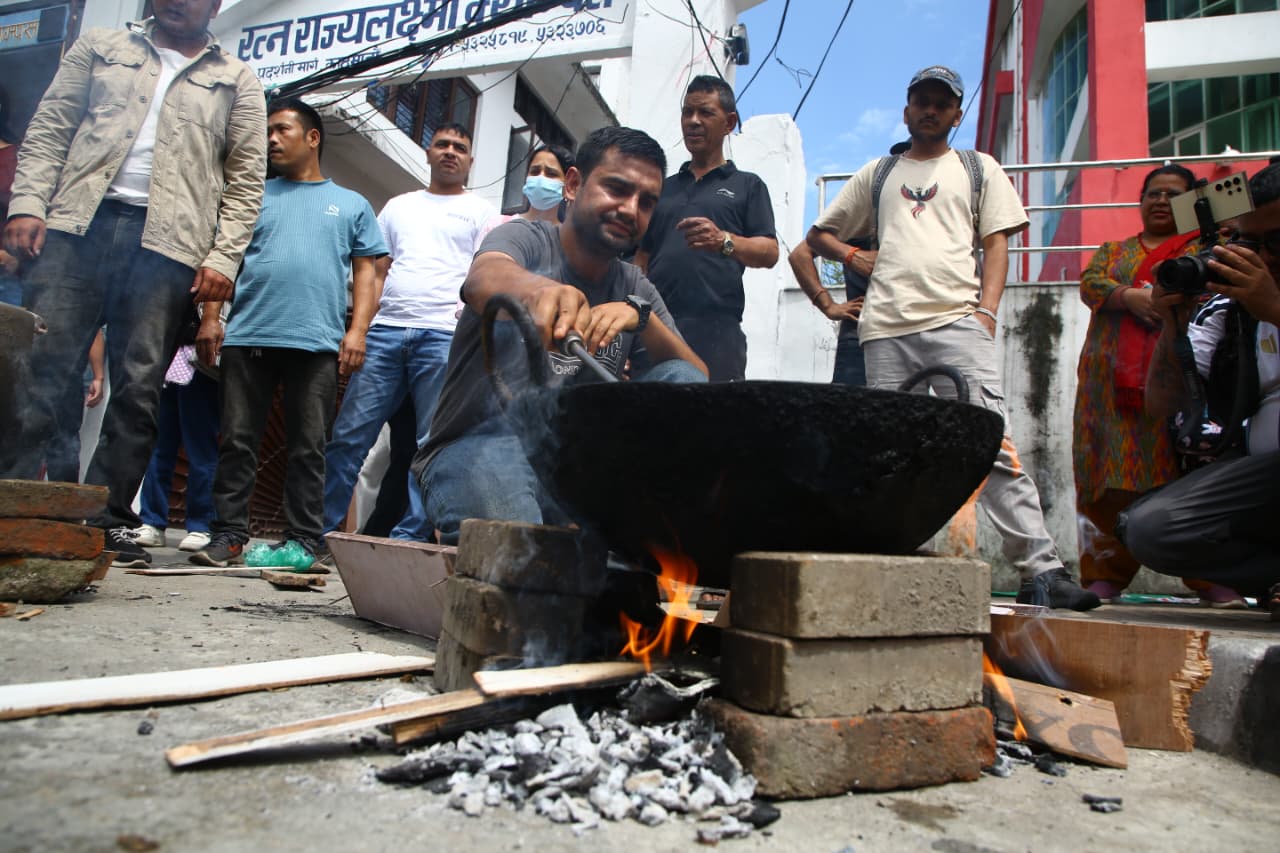 ग्यास अभावको विरोध: आरआर क्याम्पस अगाडि दाउरामा खाना पकाएर विद्यार्थीको प्रदर्शन (तस्बिर)