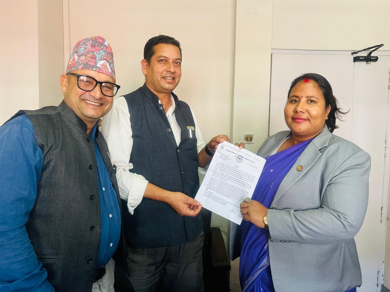 दूधको मूल्य बढाउन माग गर्दै चितवनका किसान काठमाडौंमा, मन्त्रीलाई बुझाए ज्ञापनपत्र