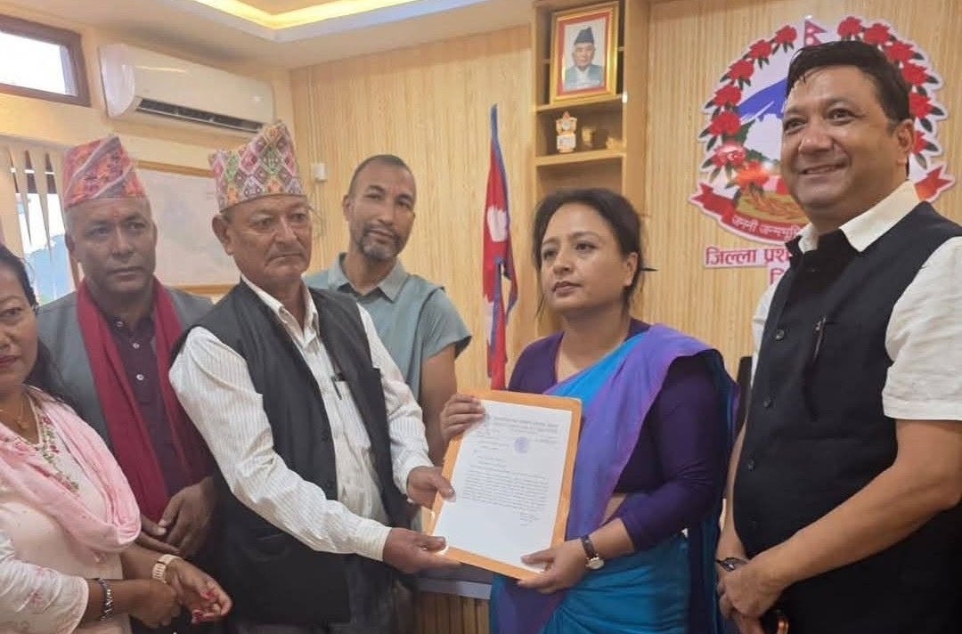 सिन्धुलीका सामुदायिक वनद्वारा प्रधानमन्त्री राहत कोषमा ९ लाख २९ हजार सहयोग
