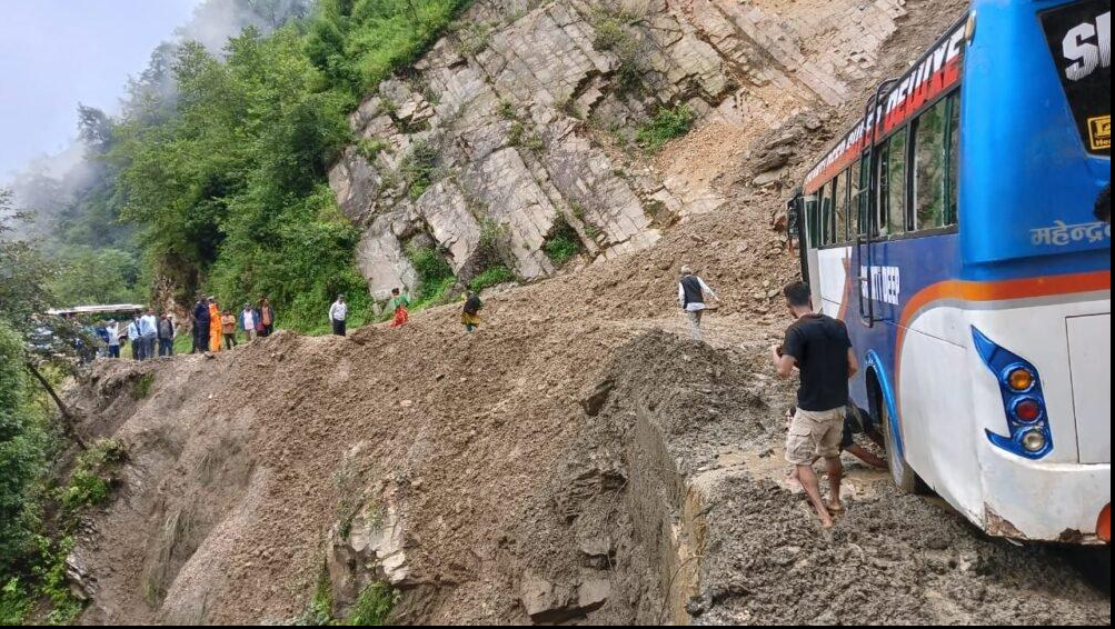 बाढी-पहिरोले देशभरका मुख्य सडक अवरुद्ध, सतर्क रहन र वैकल्पिक मार्ग प्रयोग गर्न प्रहरीको आग्रह