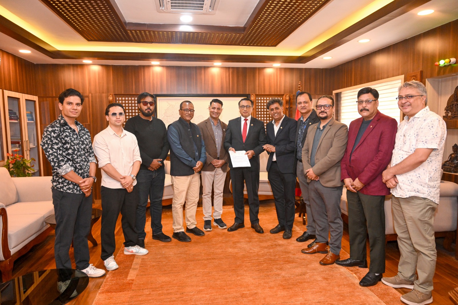 भोटेकोशी बाढीपीडितका लागि तयारी पोशाक उद्योग संघको ३३ लाख ३३ हजार सहयोग