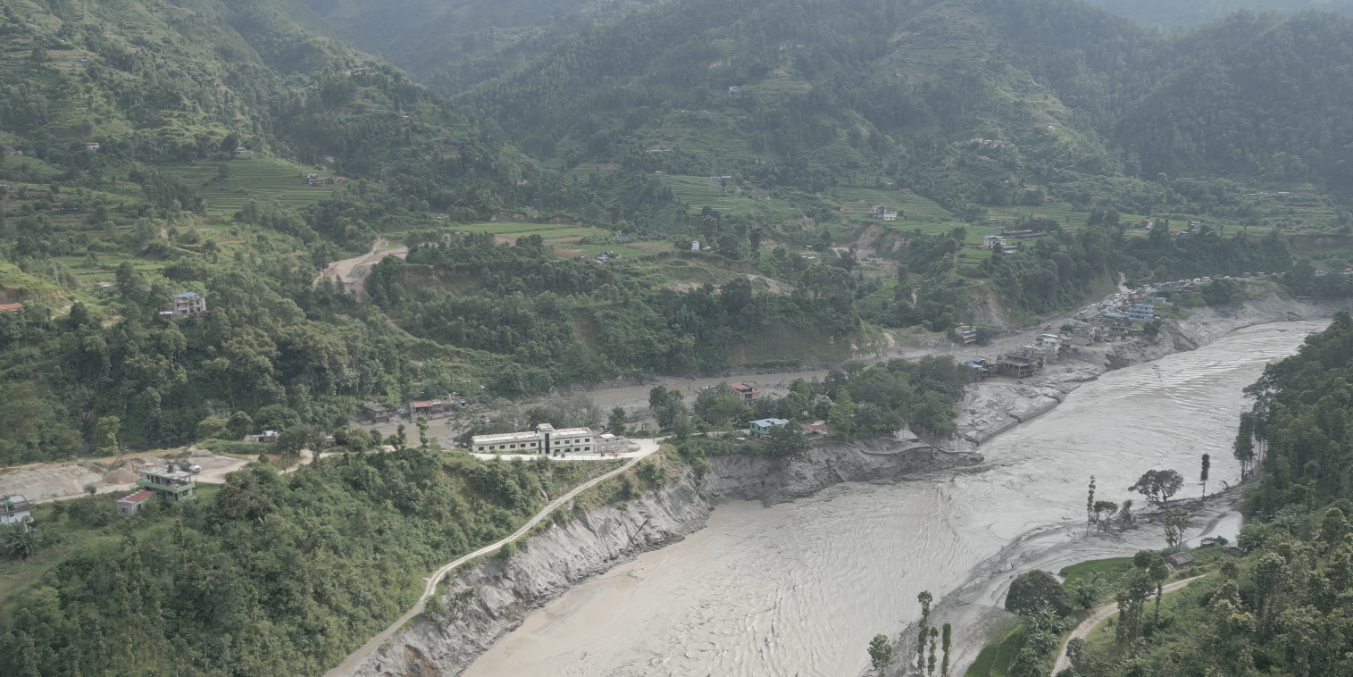 पहिरोले पृथ्वी राजमार्ग ठप्प: अर्को सूचना नभएसम्म सवारी सञ्चालनमा रोक