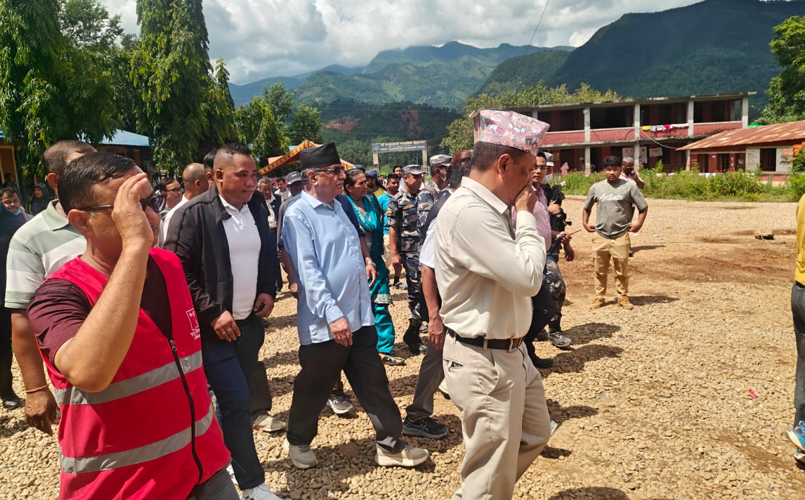 बाढी प्रभावित क्षेत्रको स्थलगत अनुगमनमा प्रचण्ड : एकीकृत पुनःस्थापना योजना बनाउन जोड