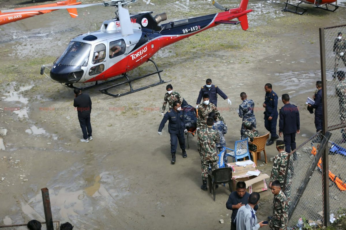 टिमुरे र स्याफ्रुबेँसीमा शव व्यवस्थापन चुनौतीपूर्ण: दुर्गन्धका कारण निजी हेलिकप्टरले बोक्न मानेनन्, विशेष ‘बकेट’ मगाउने तयारी