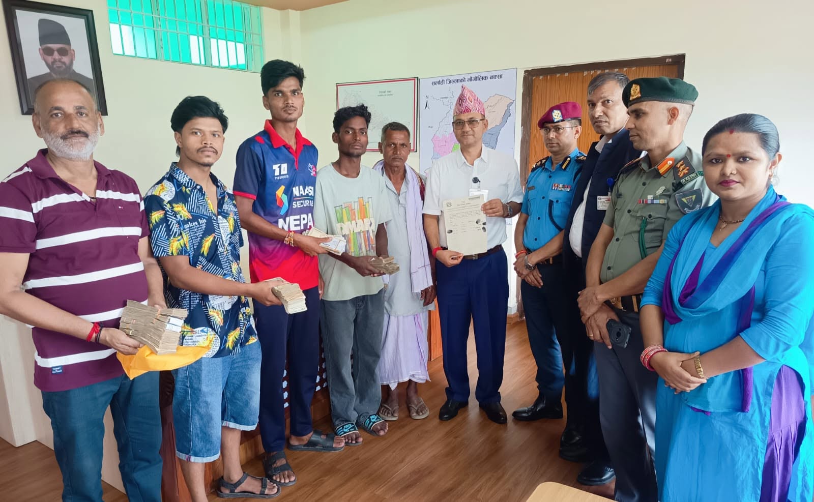 सर्लाहीमा वैदेशिक रोजगारीका नाममा ठगिएको १२ लाख रुपैयाँ प्रशासनको पहलमा फिर्ता