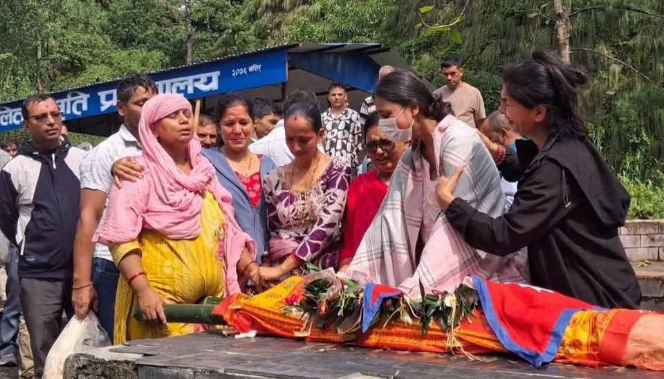 भोटेकोशी बाढी: बेपत्ता आफन्त फर्किने आस मरेपछि परिवारले गरे अन्त्येष्टि