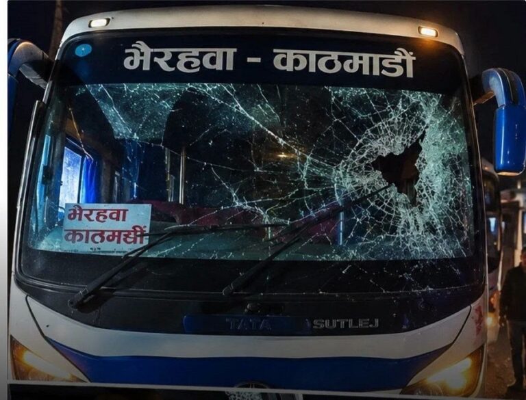 गुडिरहेका चार बसमाथि ढुङ्गाप्रहार : एक यात्रु घाइते, पाँच जना पक्राउ