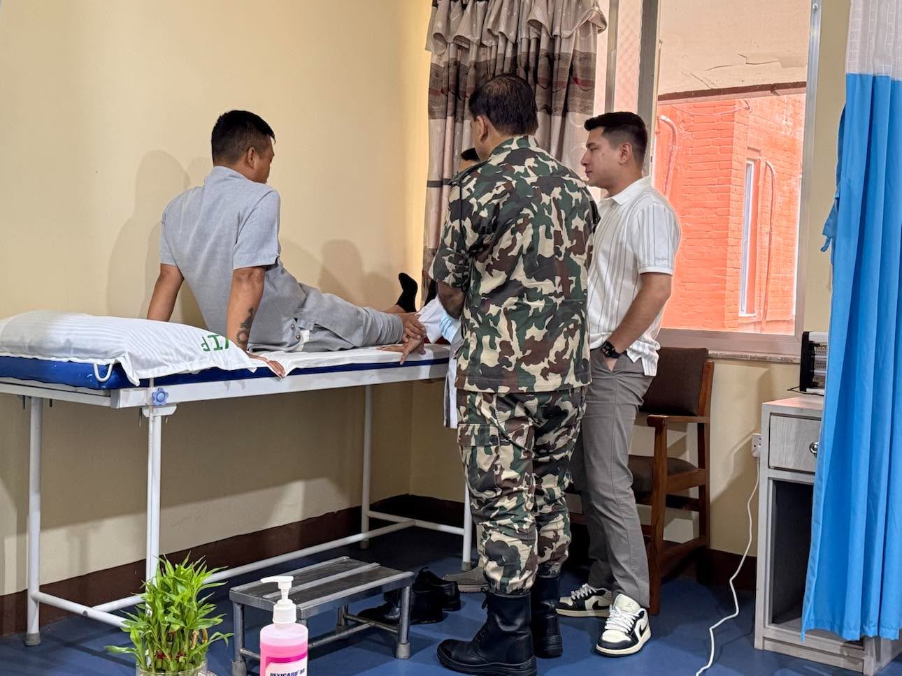 निरन्तर उद्धार र राहतमा खटिएका गृहमन्त्री सुधन गुरुङ अस्वस्थ, सैनिक अस्पताल भर्ना