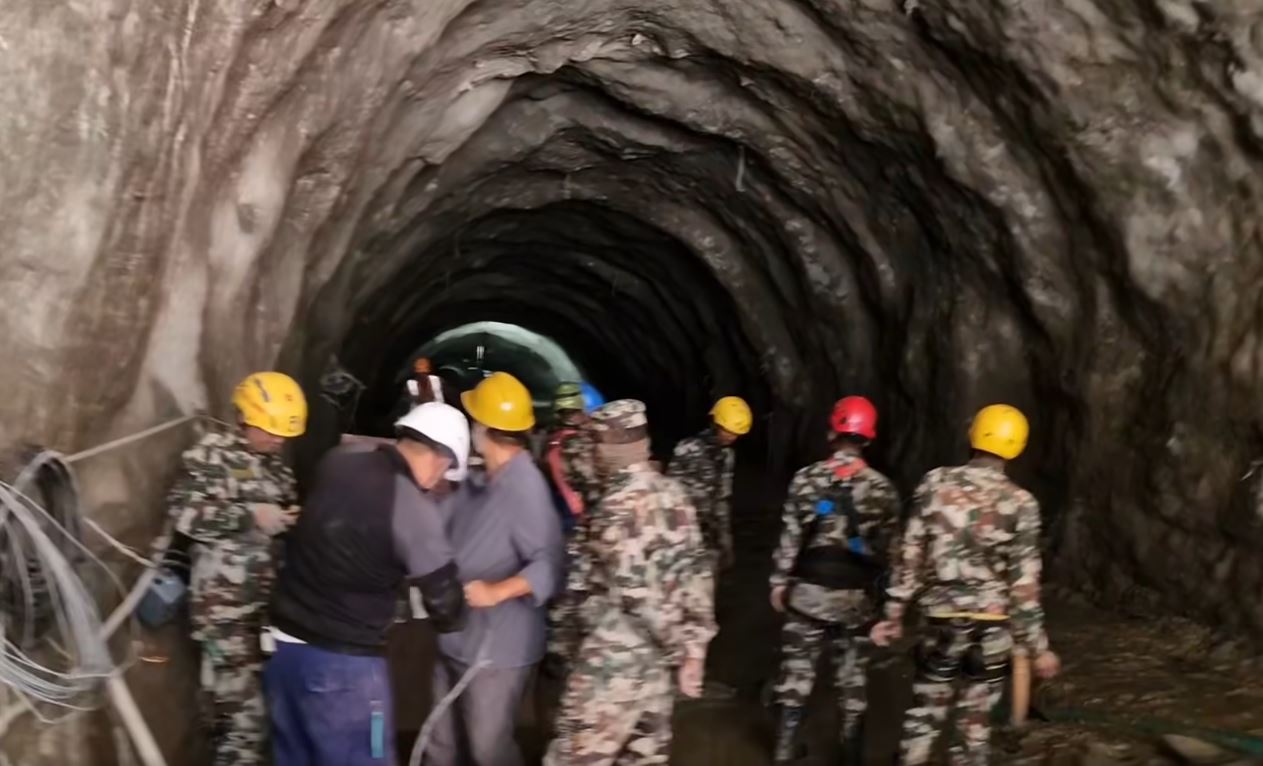 सुरुङभित्र जीवनको सम्भावना अझै जीवित छ : सांसद न्यौपाने