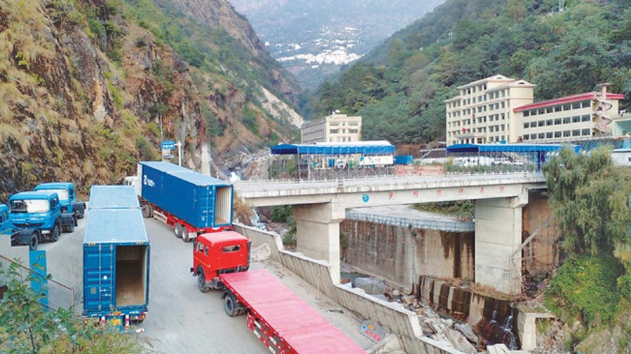 बाढीले रसुवागढी नाका ठप्प भएपछि तातोपानी र हिल्साबाट सुरु भयो यात्रुको आउजाउ