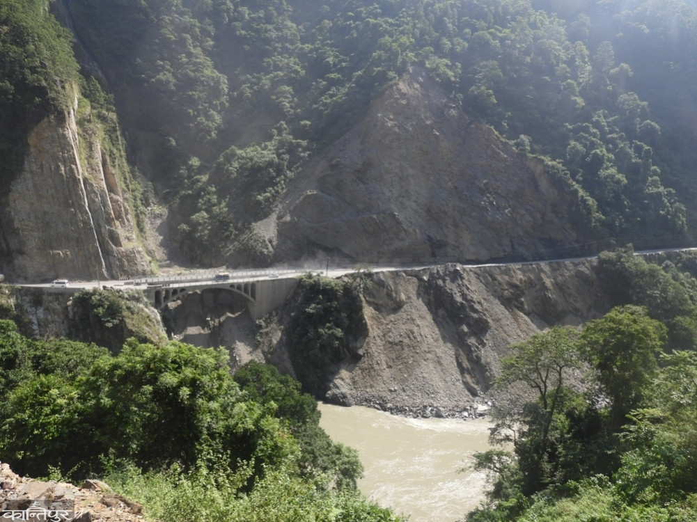 ठूला ढुङ्गा पन्छाएर तुइलखोलाको पहिरोमा ‘नेलिङ’ गरिँदै