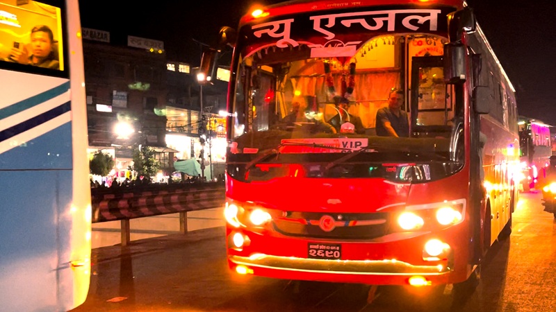 दसैं मनाउन घर जानेको भीड, कलंकीबाट छुट्दै रात्रिकालीन बस (तस्बिरहरू)