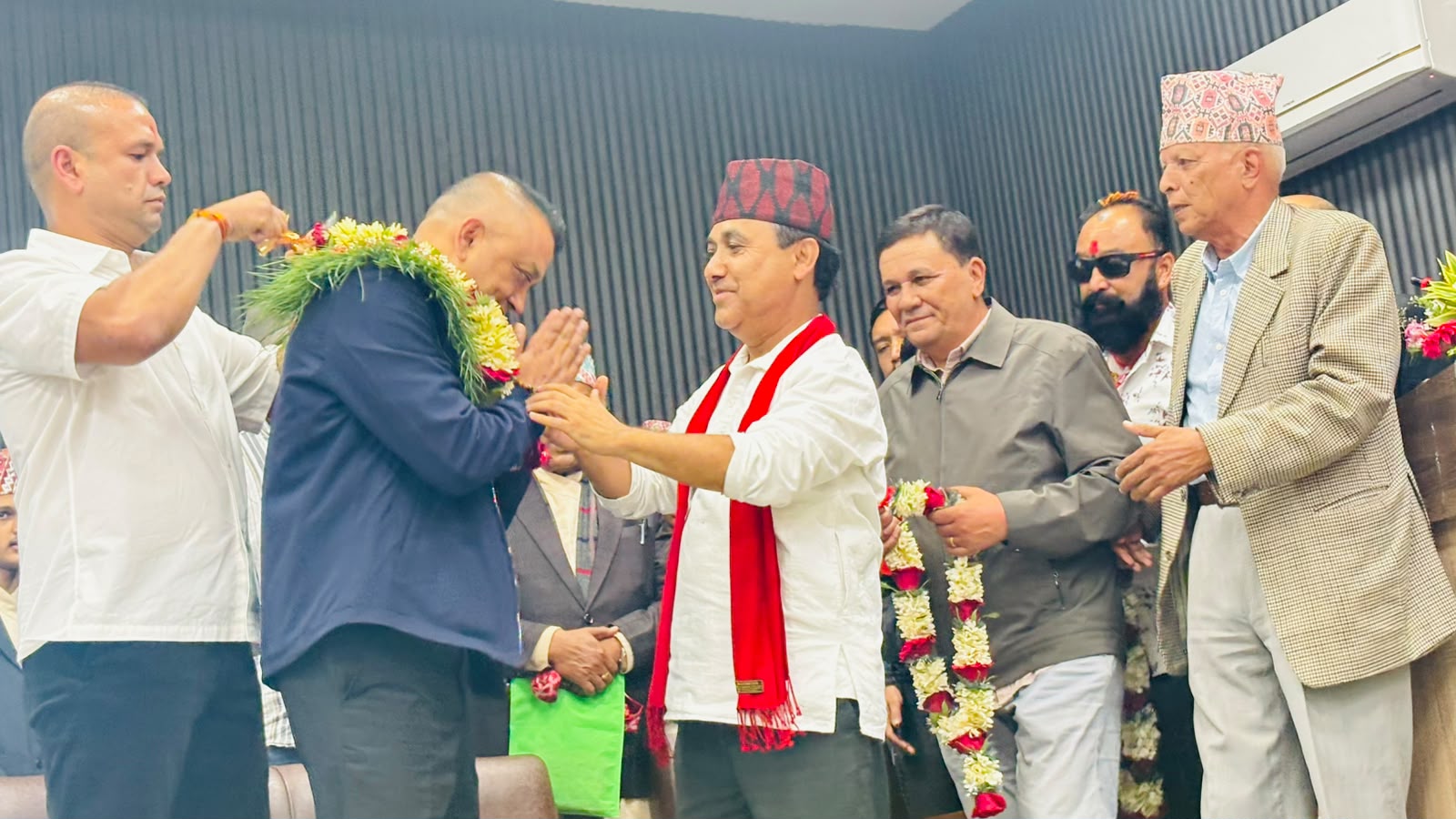 गगन थापाले लिए सभापतिको शपथ (तस्बिर)