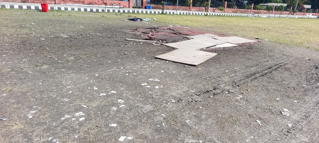कांग्रेस महाधिवेशन सकियो, खुलामञ्च हिलाम्य र अस्तव्यस्त: दुवो रोपिएको हराभरा मैदान बन्यो कुरुप