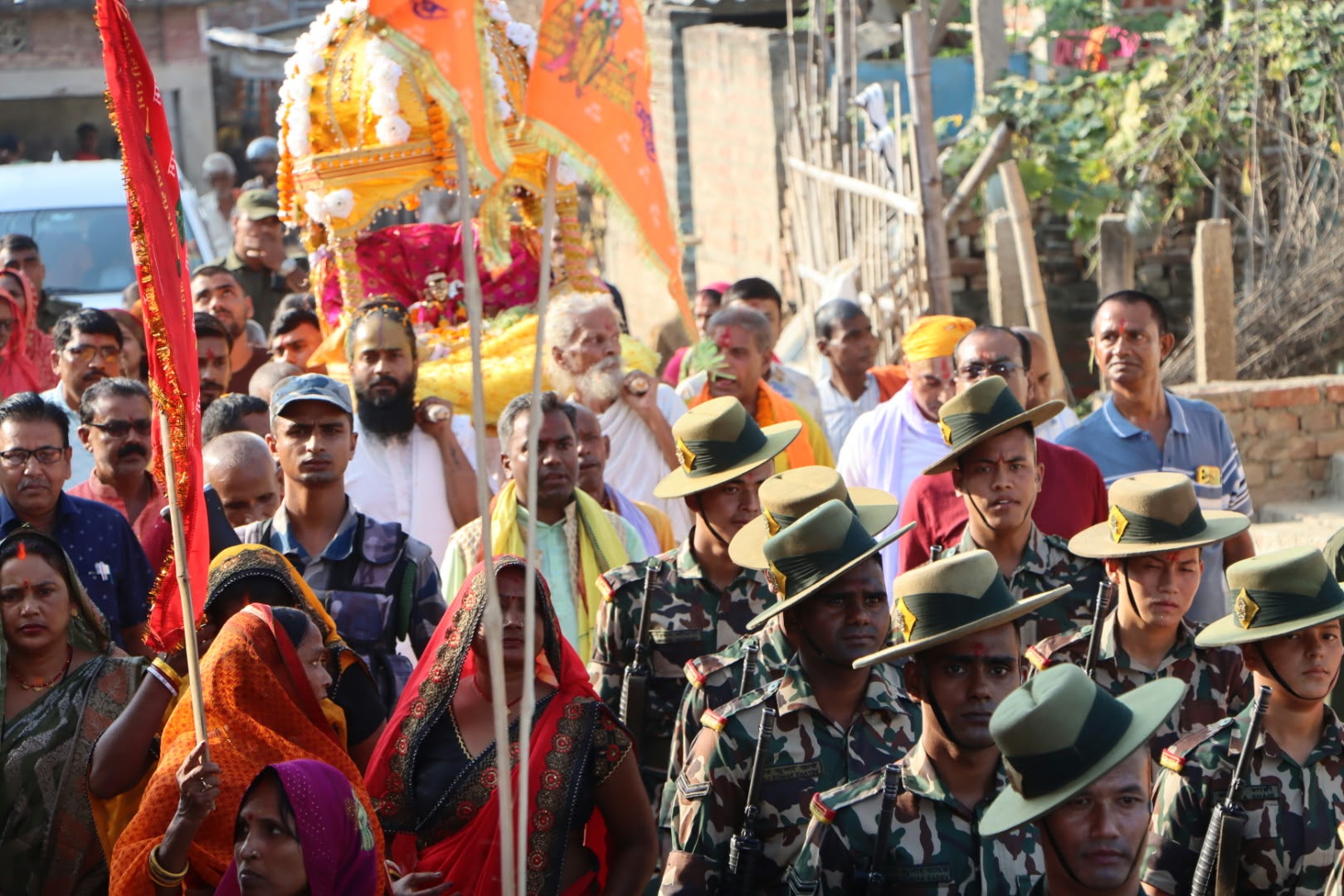 मटिहानीको लक्ष्मीनारायण मठबाट विजयादशमीको शोभायात्रा, पहिलोपटक नेपाली सेनाद्वारा सलामी