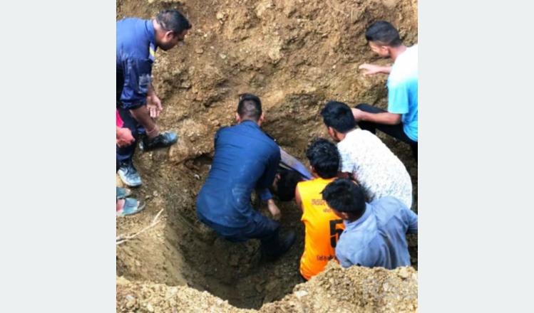 बागलुङमा सडक खन्दा ढिस्कोले पुरिएर दुई मजदुरको मृत्यु, एक जना गम्भीर घाइते